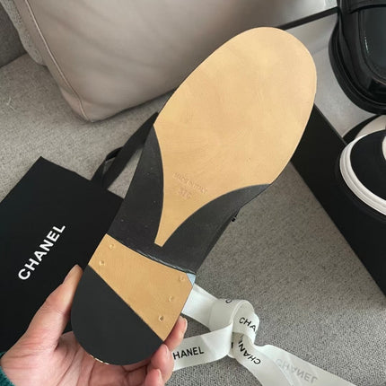 MOCCASINS IN BLACK CALFSKIN GOLD METAL LOGO