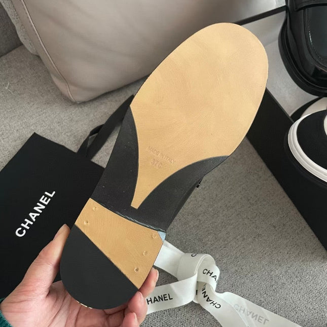 MOCCASINS IN BLACK CALFSKIN GOLD METAL LOGO