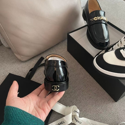 MOCCASINS IN BLACK CALFSKIN GOLD METAL LOGO