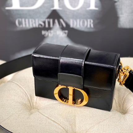 MONTAIGNE 19 HANDBAG IN BLACK CALFSKIN
