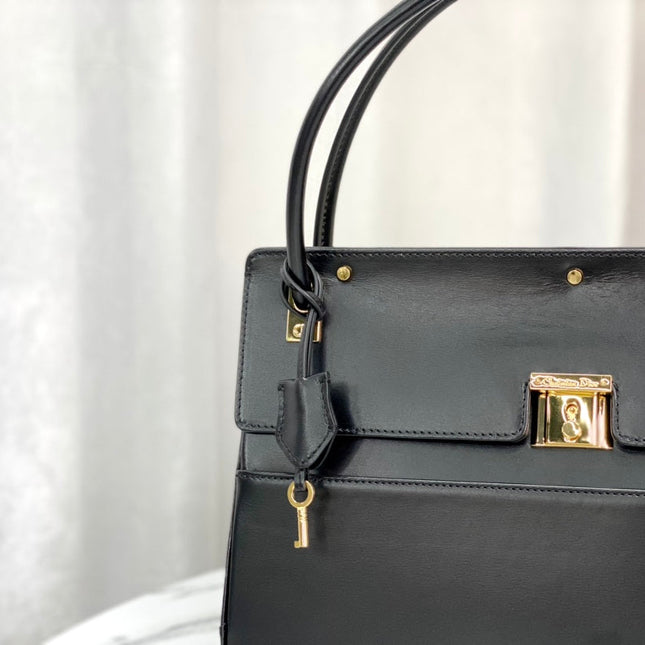 PARISIENNE 30 HANDBAG IN BLACK SMOOTH CALFSKIN