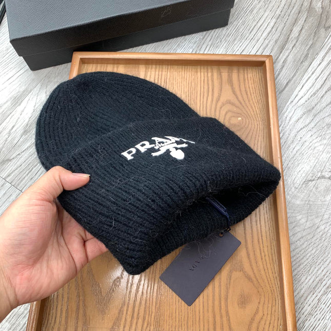 BEANIE HAT IN BLACK WOOL 108753