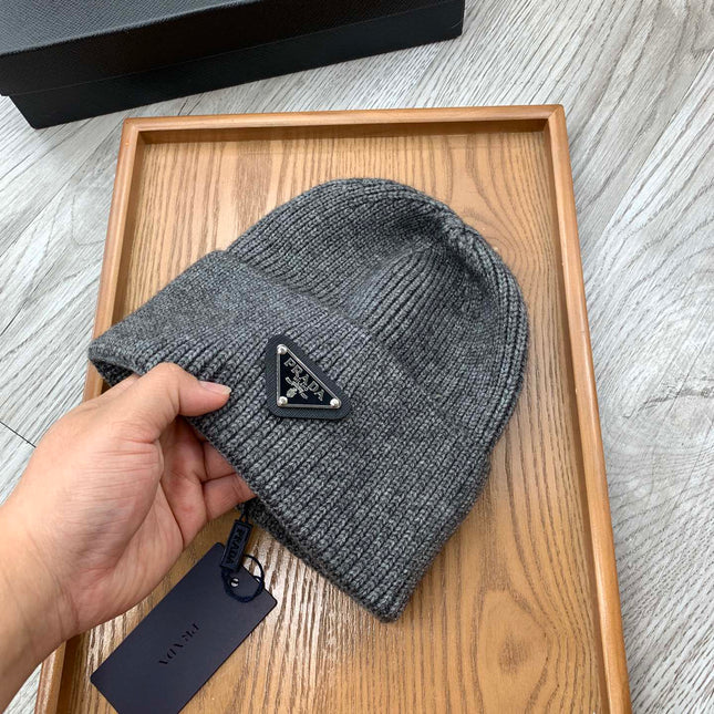 BEANIIE HAT IN GRAPHITE GRAY WOOL 335032