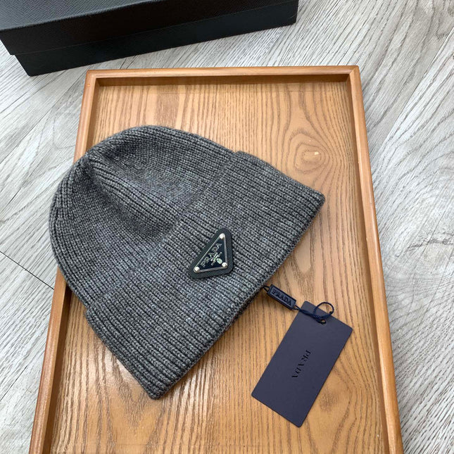 BEANIIE HAT IN GRAPHITE GRAY WOOL 335032