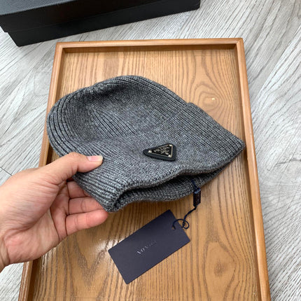 BEANIIE HAT IN GRAPHITE GRAY WOOL 335032