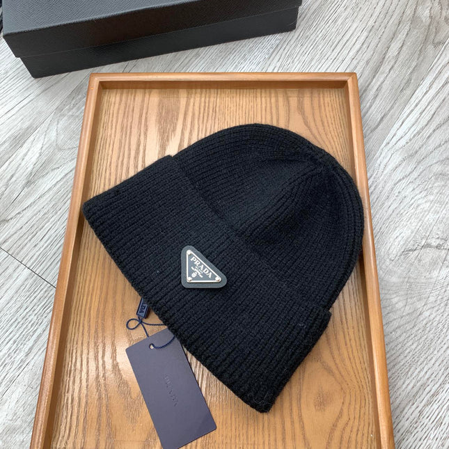 BEANIIE HAT IN BLACK WOOL 335039