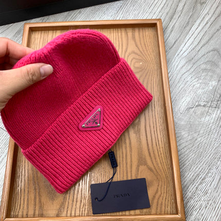 BEANIIE HAT IN BRIGHT PINK WOOL 335037