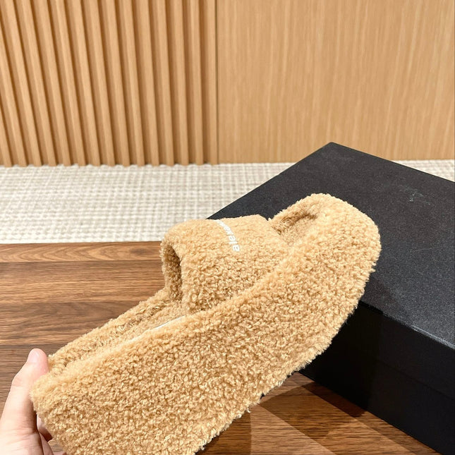 CHUNKY PLATFORM SIPPERS IN CAMEL BEIGE LAMBSWOOL