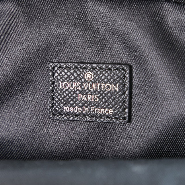 AVENUE SLINGBAG 31 IN BLACK TAIGA LEATHER