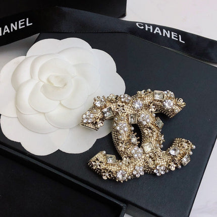 DOUBLE C BROOCH IN GOLD-PLATED BRASS WITH CRYSTALS AND PEARLS FINE CRAFTSMANSHIP