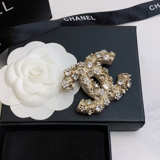 DOUBLE C BROOCH IN GOLD-PLATED BRASS WITH CRYSTALS AND PEARLS FINE CRAFTSMANSHIP