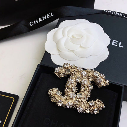 DOUBLE C BROOCH IN GOLD-PLATED BRASS WITH CRYSTALS AND PEARLS FINE CRAFTSMANSHIP