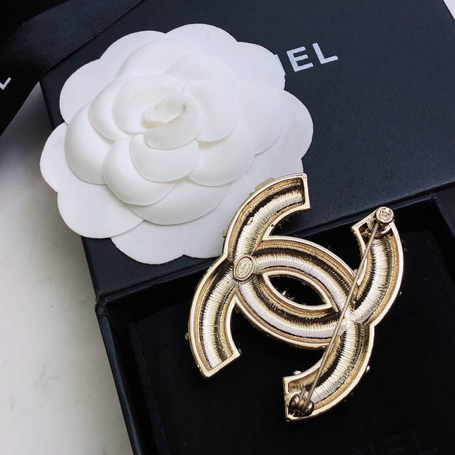 DOUBLE C BROOCH IN GOLD-PLATED BRASS WITH CRYSTALS AND PEARLS FINE CRAFTSMANSHIP