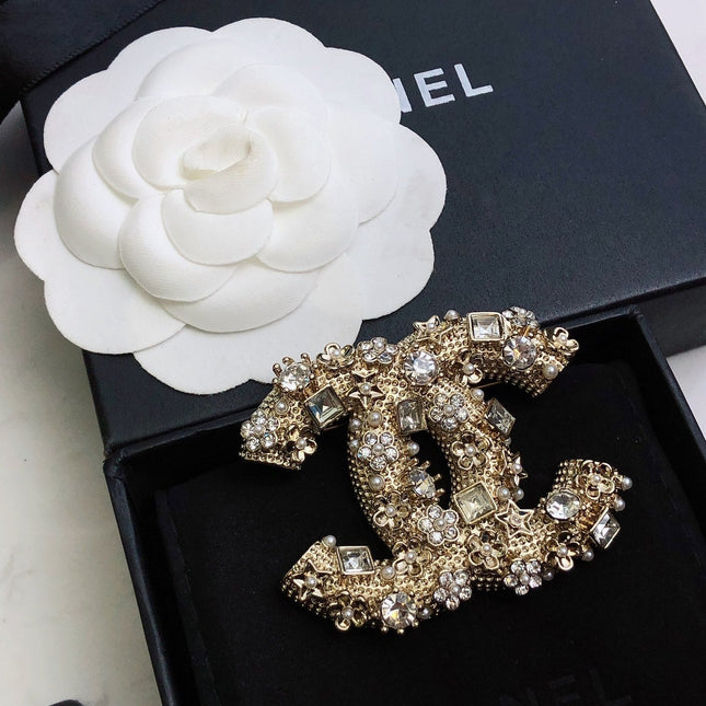DOUBLE C BROOCH IN GOLD-PLATED BRASS WITH CRYSTALS AND PEARLS FINE CRAFTSMANSHIP