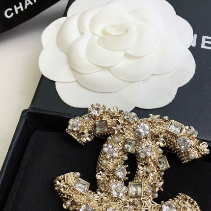 DOUBLE C BROOCH IN GOLD-PLATED BRASS WITH CRYSTALS AND PEARLS FINE CRAFTSMANSHIP