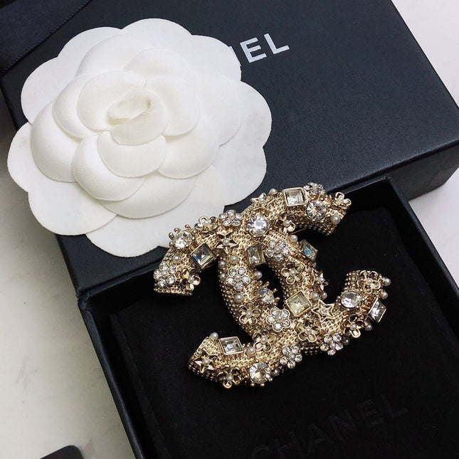 DOUBLE C BROOCH IN GOLD-PLATED BRASS WITH CRYSTALS AND PEARLS FINE CRAFTSMANSHIP