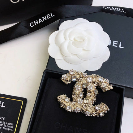 DOUBLE C BROOCH IN GOLD-PLATED BRASS WITH CRYSTALS AND PEARLS FINE CRAFTSMANSHIP