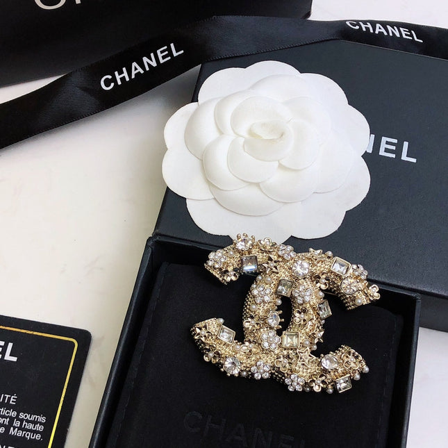 DOUBLE C BROOCH IN GOLD-PLATED BRASS WITH CRYSTALS AND PEARLS FINE CRAFTSMANSHIP