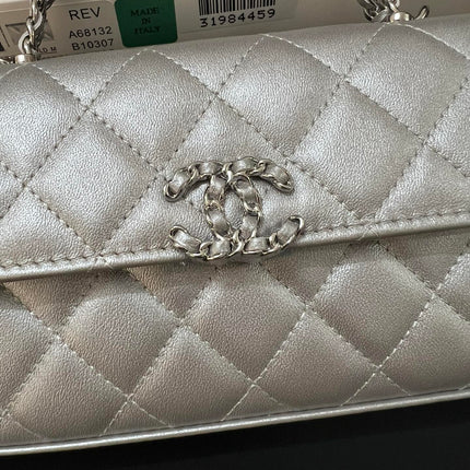CC KELLY 18 BAG IN SILVER CALFSKIN WITH STRAP