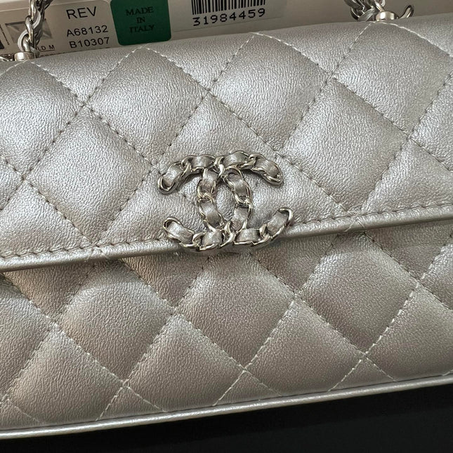 CC KELLY 18 BAG IN SILVER CALFSKIN WITH STRAP