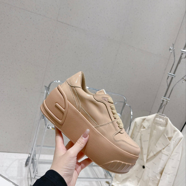 FENDI LOW-TOP TRAINER IN TAN BEIGE CALFSKIN