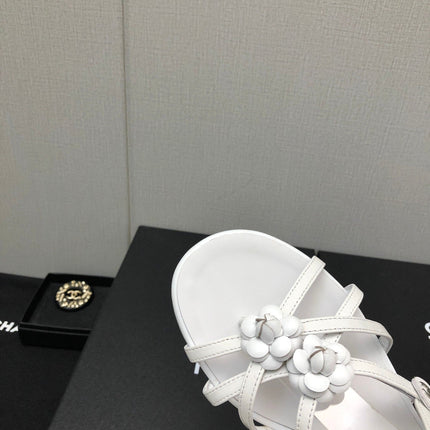 FLORAL FLAT SANDAL IN WHITE LAMBSKIN