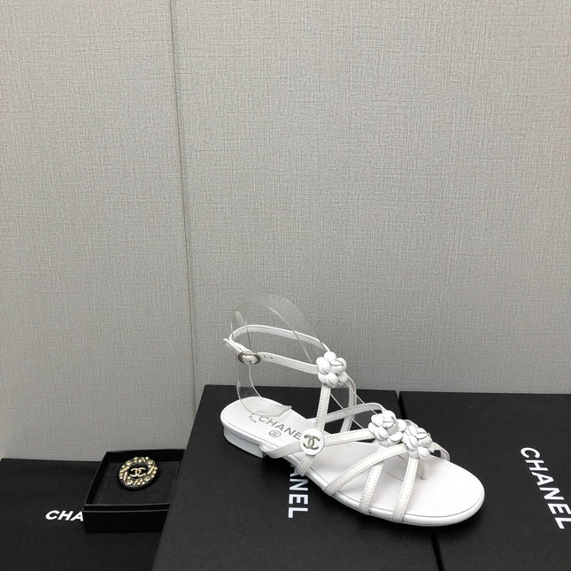 FLORAL FLAT SANDAL IN WHITE LAMBSKIN