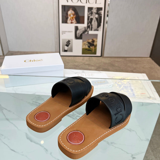 WOODY MULE IN BLACK LAMBSKIN WITH EMBROIDERED LOGO