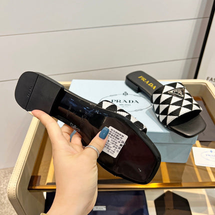 PRA EMBROIDERED SLIDES FLAT BLACK AND WHITE FABRIC