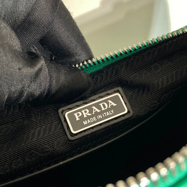 TRIANGULAR BAG 27 IN GO GREEN SMOOTH LAMBSKIN