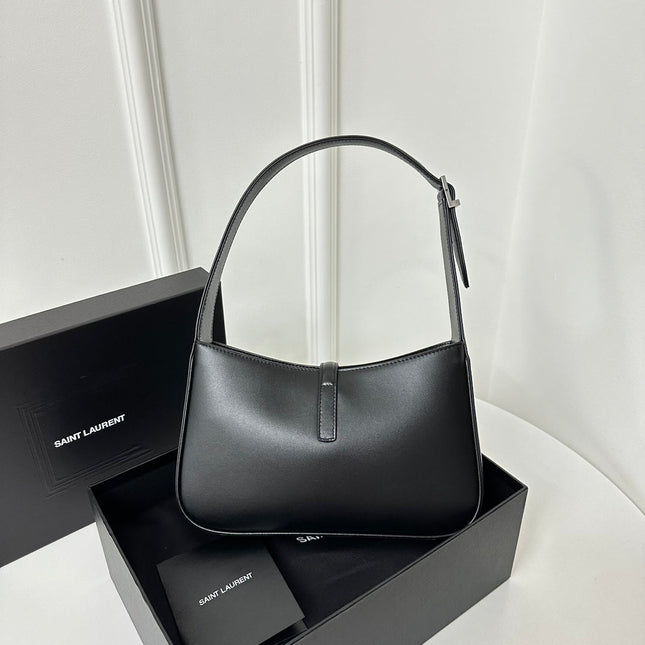 LE 5 À 7 BAG 24 BLACK CALFSKIN WITH SILVER LOGO