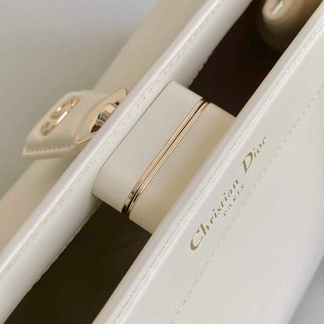 MEDIUM 22 KEY HANDBAG IN WHITE CALFSKIN