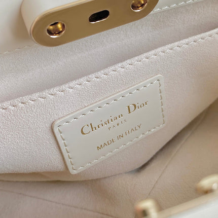 MEDIUM 22 KEY HANDBAG IN WHITE CALFSKIN