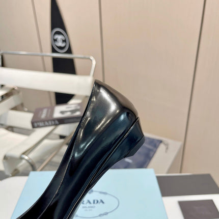 BALLET FLATS POINTED TOE IN BLACK SHINY CALFSKIN ATTACHED FLOWERS