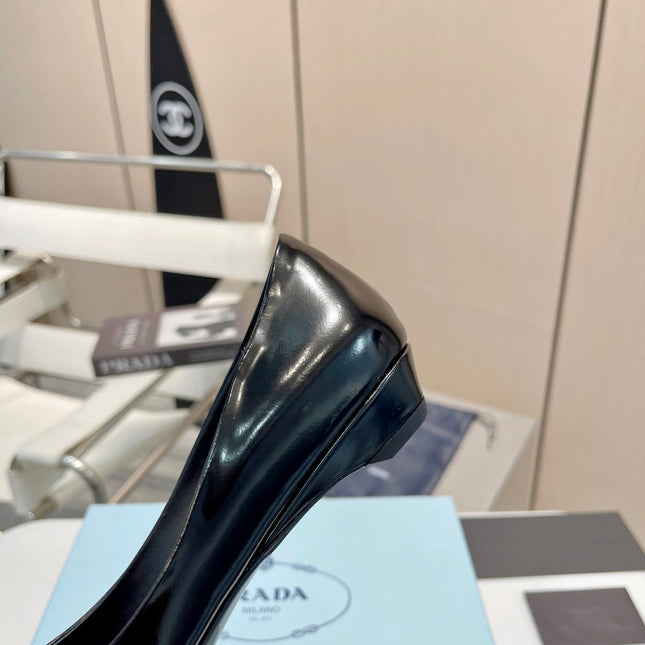 BALLET FLATS POINTED TOE IN BLACK SHINY CALFSKIN ATTACHED FLOWERS