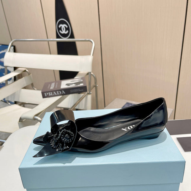 BALLET FLATS POINTED TOE IN BLACK SHINY CALFSKIN ATTACHED FLOWERS