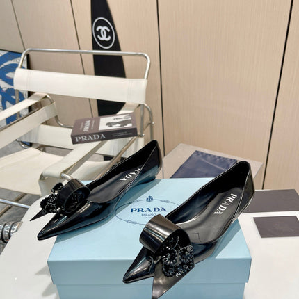 BALLET FLATS POINTED TOE IN BLACK SHINY CALFSKIN ATTACHED FLOWERS