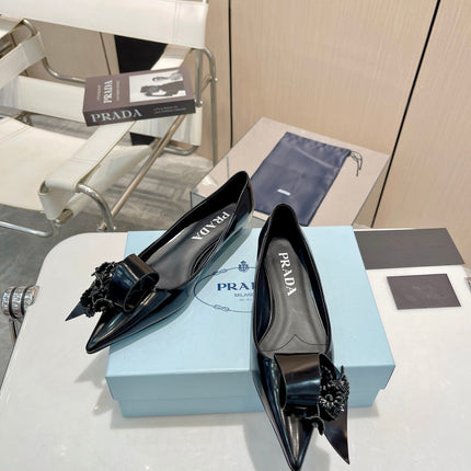 BALLET FLATS POINTED TOE IN BLACK SHINY CALFSKIN ATTACHED FLOWERS