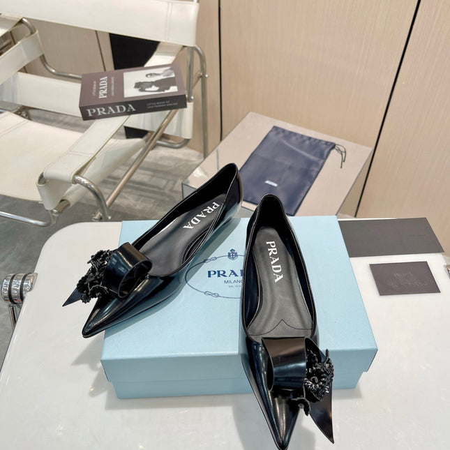 BALLET FLATS POINTED TOE IN BLACK SHINY CALFSKIN ATTACHED FLOWERS