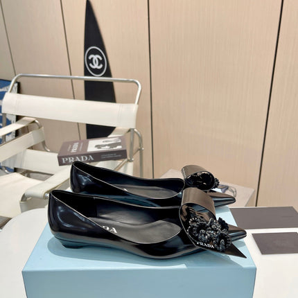 BALLET FLATS POINTED TOE IN BLACK SHINY CALFSKIN ATTACHED FLOWERS