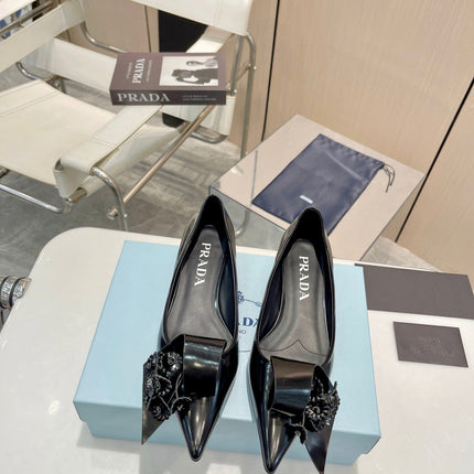 BALLET FLATS POINTED TOE IN BLACK SHINY CALFSKIN ATTACHED FLOWERS