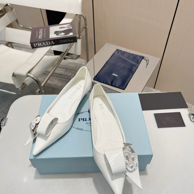 BALLET FLATS POINTED TOE IN WHITE SHINY CALFSKIN ATTACHED FLOWERS