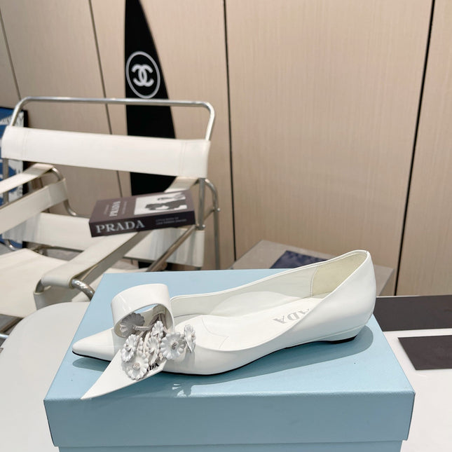 BALLET FLATS POINTED TOE IN WHITE SHINY CALFSKIN ATTACHED FLOWERS