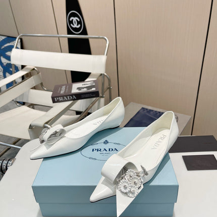 BALLET FLATS POINTED TOE IN WHITE SHINY CALFSKIN ATTACHED FLOWERS