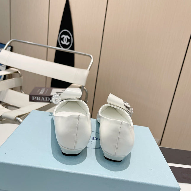 BALLET FLATS POINTED TOE IN WHITE SHINY CALFSKIN ATTACHED FLOWERS