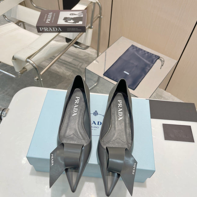 POINTED TOE PUMPS KITTEN HEEL IN GRAY GLOSSY LAMBSKIN WITH BOW