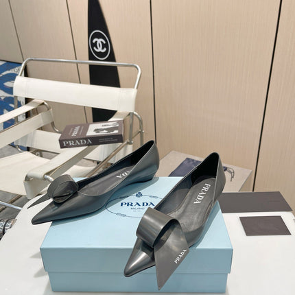 POINTED TOE PUMPS KITTEN HEEL IN GRAY GLOSSY LAMBSKIN WITH BOW