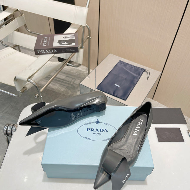 POINTED TOE PUMPS KITTEN HEEL IN GRAY GLOSSY LAMBSKIN WITH BOW