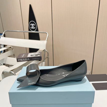 POINTED TOE PUMPS KITTEN HEEL IN GRAY GLOSSY LAMBSKIN WITH BOW