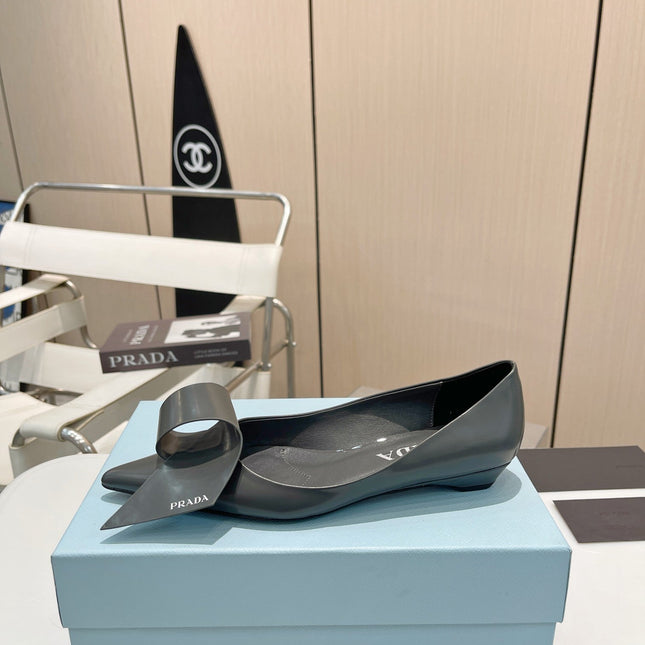 POINTED TOE PUMPS KITTEN HEEL IN GRAY GLOSSY LAMBSKIN WITH BOW